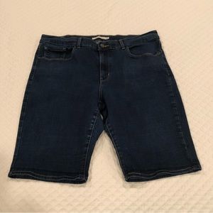 Levi’s Women’s Bermuda Shorts Sz 33